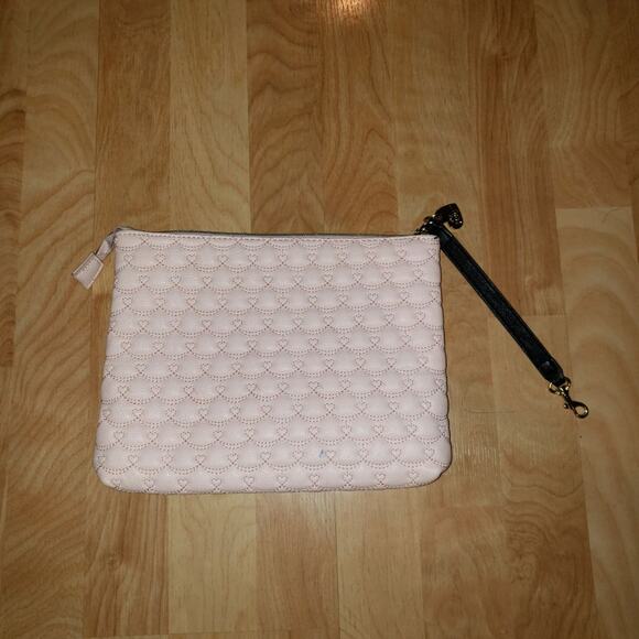 Betsey Johnson Quilted Pink Heart Clutch Wristlet - Picture 3 of 5